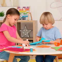 Niños recortando y pegando, creando arte con dibujos para recortar y pegar para imprimir.