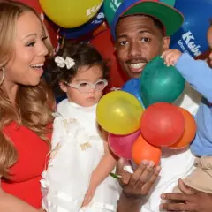 Mariah Carey z dziećmi, Monroe i Moroccanem, świętuje w otoczeniu kolorowych balonów.