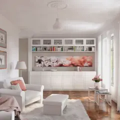 Ein helles, kleines Zimmer mit weißen Möbeln, Bücherregalen, Kunstwerken und einem großen Fenster.