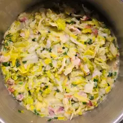 Gęsta, kremowa kapusta z boczkiem i koperkiem, gotowa do podania. Pyszna kapusta na gęsto!