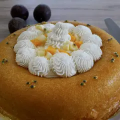 Un baba au rhum doré, garni de crème fouettée, fruits exotiques et graines de fruits de la passion. Un délice !