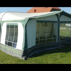 Jak rozłożyć namiot do przyczepy kempingowej bez zbędnych problemów