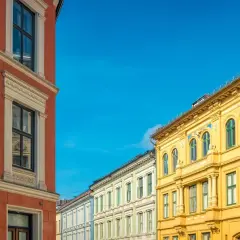 Kolorowe kamienice w Oslo, idealne na spacer przed rejsem promem do Oslo. Jasne słońce i błękitne niebo.