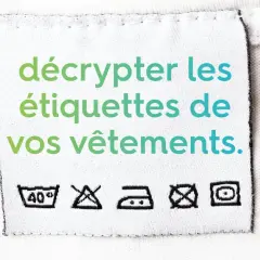 Étiquette de vêtement expliquant comment décrypter les symboles d'entretien.