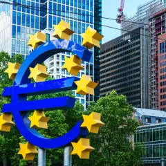 Czy warto inwestować w euro? Korzyści, ryzyka i aktualne trendy ekonomiczne
