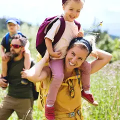 Familia disfrutando de benasque rutas sencillas. Niños a caballito, sonrisas y naturaleza.