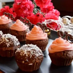 Jak udekorować muffinki czekoladowe: 10 kreatywnych pomysłów na dekoracje