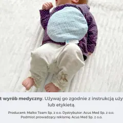 Niemowlę z termoforem z pestek wiśni na brzuszku. Dowiedz się, jak używać termofor z pestek wiśni, by przynieść ulgę maluszkowi.