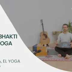 Hombre meditando con un hang drum, rodeado de instrumentos musicales. Explora el **om significado** del Nada Yoga, el yoga del sonido.