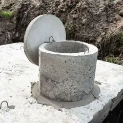 Betonowy zbiornik na deszczówkę, gotowy do montażu. Pytanie, ile od granicy działki można go umieścić, jest kluczowe.