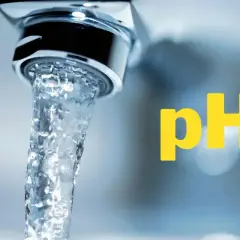Un jet d'eau du robinet coule, avec le mot "pH" en gros caractères jaunes.