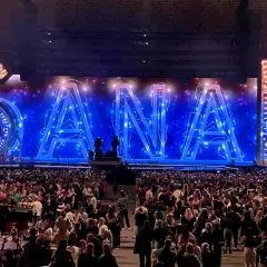 Koncert sanah w Warszawie. Ogromny napis SANAH na scenie, tłum fanów z telefonami w górze.