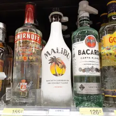 Butelki alkoholi: Malibu, Smirnoff, Bacardi, Gordon's.
