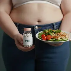 Person hält Flasche mit MSM-Kapseln und Teller mit Hähnchensalat. Mögliche Unterstützung bei Arthrose.