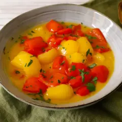Peperoni in agrodolce Bimby, un piatto colorato e saporito, pronto per essere gustato.