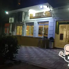 La **pizzería Botanico** se ilumina por la noche, invitando a disfrutar de pizza y pasta.