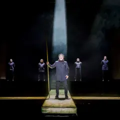 Aktorzy na scenie, przygotowujący się do spektaklu. Warto być w teatrze na 30 minut przed spektaklem.