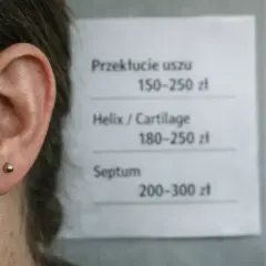 Cennik przekłuć: ucho 150-250 zł, helix 180-250 zł, septum 200-300 zł.