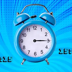 Reloj despertador azul muestra las 15:15. El número 1515 significado espiritual es un llamado a la acción y a la transformación.