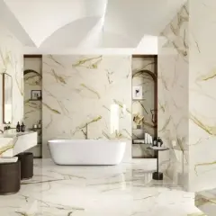 Bagno lussuoso con pavimento lucido effetto marmo. Pro: eleganza. Contro: scivolosità.