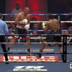 Boxningsmatch mellan Kovalev och Yarde. Domaren övervakar, publiken hejar. Kanske en framtida match för John Fury?