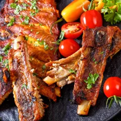 Soczyste żeberka z rękawa Ani Gotuje, pieczone do perfekcji, podane z pomidorkami i papryczkami.