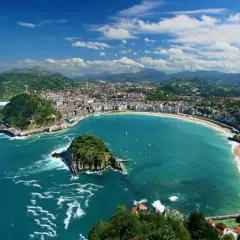Bahía de San Sebastián, con su icónica playa de la Concha y la isla de Santa Clara, es un ejemplo de playas paradisíacas España.