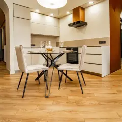 Nowoczesna kuchnia z jadalnią, gdzie drewnopodobne panele laminowane czy winylowe tworzą ciepłą atmosferę.