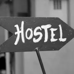 Piltavla med texten "Hostel" pekar åt höger. Perfekt för dig som söker vandrarhem Dalsland.