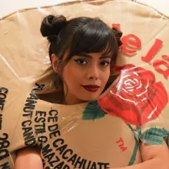 Kobieta w stroju opakowania z różą i napisem "La Rosa".