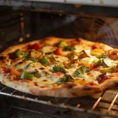 Pizza w piekarniku: Ile stopni? Odkryj sekret chrupiącego spodu!