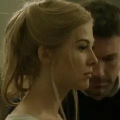 Kobieta z blond włosami i mężczyzna w tle, ich myśli pędzą na swift horses.