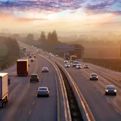 Autostrada w Niemczech o zachodzie słońca. Uważaj na prędkość, by uniknąć mandatów w Niemczech.