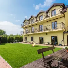 Pensjonat Róża Grzybowo zaprasza do wypoczynku. Piękny ogród z altaną, placem zabaw i miejscem do relaksu.