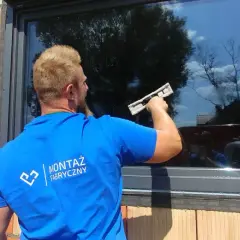 Kiedy myć okna, aby uniknąć trudnych do usunięcia zabrudzeń?