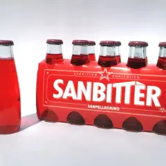 Sanbitter Aperitivo Analcolico: rote Flaschen mit dem Schriftzug Sanbitter. Die sanbitter inhaltsstoffe sind geheim, aber der Geschmack ist unverkennbar.