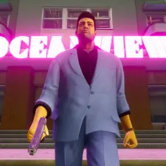 Tommy Vercetti z GTA Vice City Definitive Edition stoi przed neonowym napisem "OCEAN VIEW", trzymając pistolet.