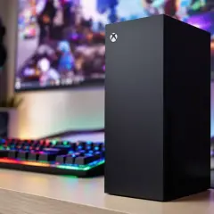 Xbox Series X mit bunter Tastatur und Maus, bereit für Gaming.