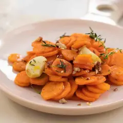 Zanahorias salteadas con ajo y tomillo, un ejemplo de recetas fáciles y rápidas.
