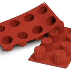 Deux moules en silicone rouge pour cannelés, prêts pour votre prochaine recette.