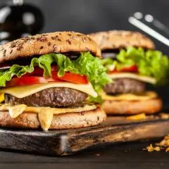 Jakie mięso na burgery? Wybierz idealne i zrób burgera marzeń!