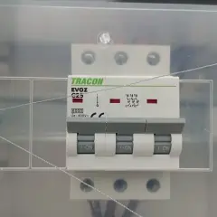 Zabezpieczenie przedlicznikowe TRACON EVOZ C25, trójfazowe, z dźwigniami w pozycji "ON".