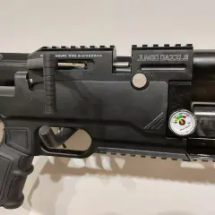 Czarne wiatrówki Kral Puncher Jumbo z manometrem Kral Arms i oznaczeniem Jumbo Dazzle.