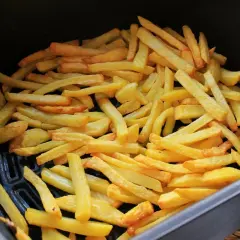 Patatas fritas doradas y crujientes recién hechas en freidora de aire. ¡Listas para disfrutar!