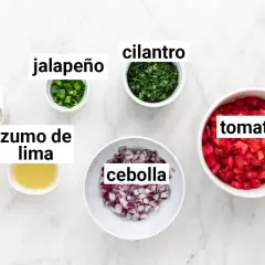 Ingredientes para pico de gallo: tomate, cebolla, jalapeño, cilantro, jugo de lima y sal.