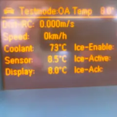 Wyświetlacz Opla Astry H w trybie testowym pokazuje temperaturę płynu chłodzącego 73°C. Jak sprawdzić temperaturę silnika?