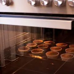Pieczenie babeczek w piekarniku. Funkcja grill w piekarniku może pomóc w uzyskaniu idealnie zarumienionych wypieków.