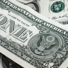 Zbliżenie na banknot jednodolarowy z USA, widoczny orzeł i napis "ONE".