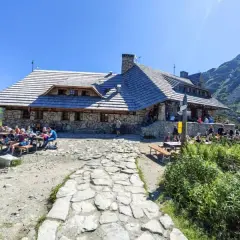 Ile kosztuje nocleg w schronisku? Ceny i porady na co zwrócić uwagę