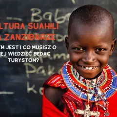 Uśmiechnięty chłopiec w tradycyjnej biżuterii i czerwonym stroju. Tekst informuje o kulturze Suahili na Zanzibarze.